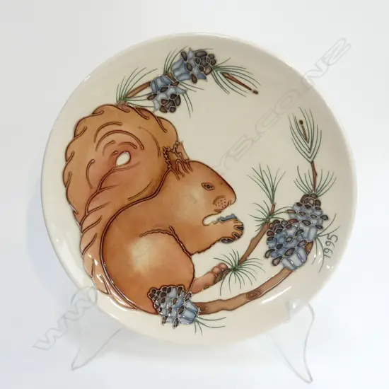 A Moorcroft year plate 1995, Squirrel pattern, numbered 96/500,